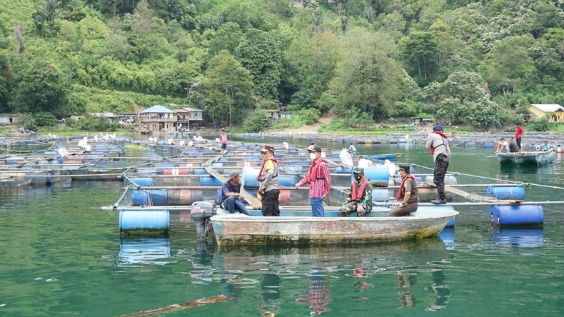 Kapolda Sumut dan Pangdam I/BB Pimpin Penataan Keramba Jaring Apung di Danau Toba