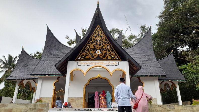 Ramadan, Makam Pahlawan Nasional Tuanku Imam Bonjol di Minahasa Ramai Peziarah 