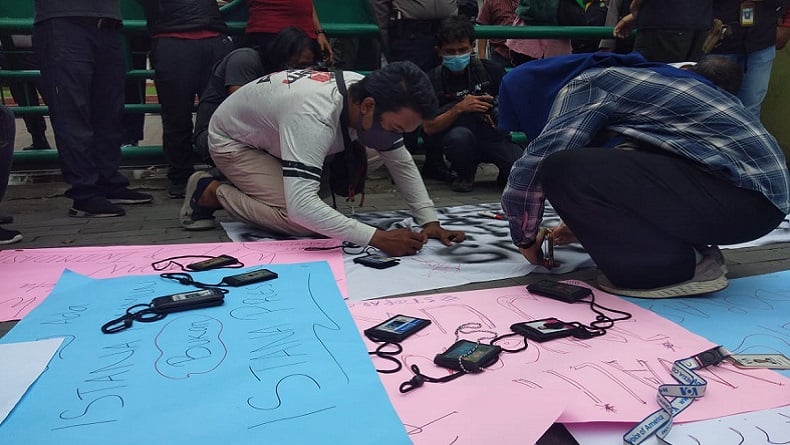 title Diusir saat Meliput, Puluhan Jurnalis Unjuk Rasa di Depan Kantor Wali Kota Medan Diusir saat Meliput, Puluhan Jurnalis Unjuk Rasa di Depan Kantor Wali Kota Medan
