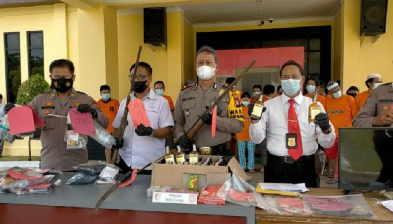 Operasi Pekat Kapuas, Warga Singkawang Serahkan 2 Senpi Laras Panjang ke Polisi