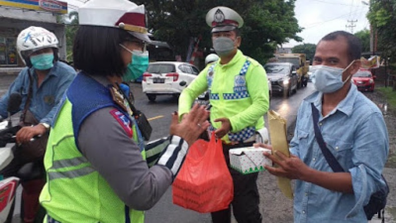 Satlantas Polres Bitung Bagi-bagi Takjil Gratis kepada Pengguna Jalan 