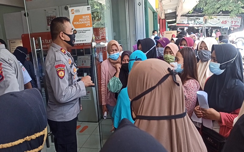 Kerumunan Warga Penerima BLT UMKM di Lombok Timur Dibubarkan