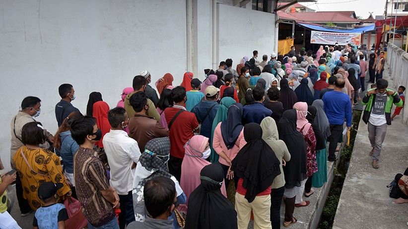 Ratusan Warga Antre Ambil Bantuan Sosial Tunai di Kantor Pos Pekanbaru - Bagian 1