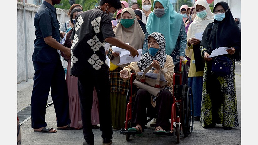 Ratusan Warga Antre Ambil Bantuan Sosial Tunai di Kantor Pos Pekanbaru - Bagian 2