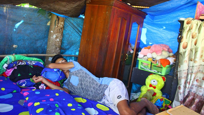 Jaga Harta Benda, Pengungsi Gempa Malang Tinggal di Kandang Kambing - Bagian 2