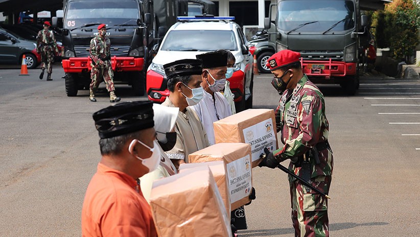 Kopassus Salurkan 6.900 Paket Sembako untuk Warga Desa Binaan - Bagian 1