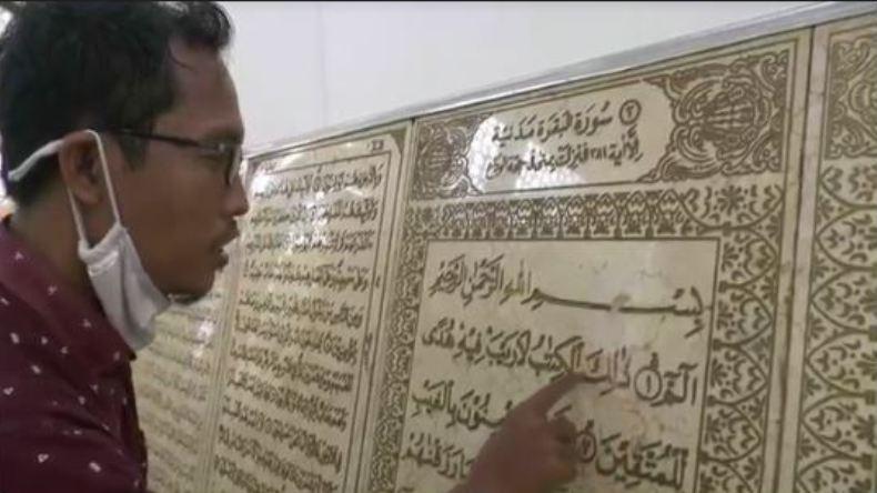 Indahnya Al Quran Berbahan Marmer di Masjid Al Muhtarom Pekalongan