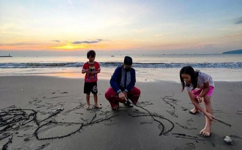 Mengintip Keakraban Gubernur Anies Bermain dengan Anak-anak di Pantai Teluk Penyu Cilacap
