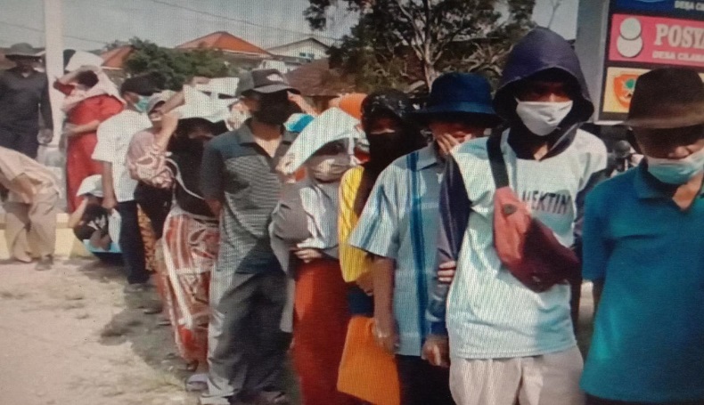 Demi Bansos Rp600.000, Warga Subang Berdesakan Abaikan Prokes