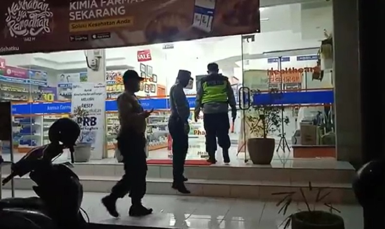 title Perampok Apotek di Gianyar Diduga Todongkan Pistol, Polisi Periksa CCTV Perampok Apotek di Gianyar Diduga Todongkan Pistol, Polisi Periksa CCTV