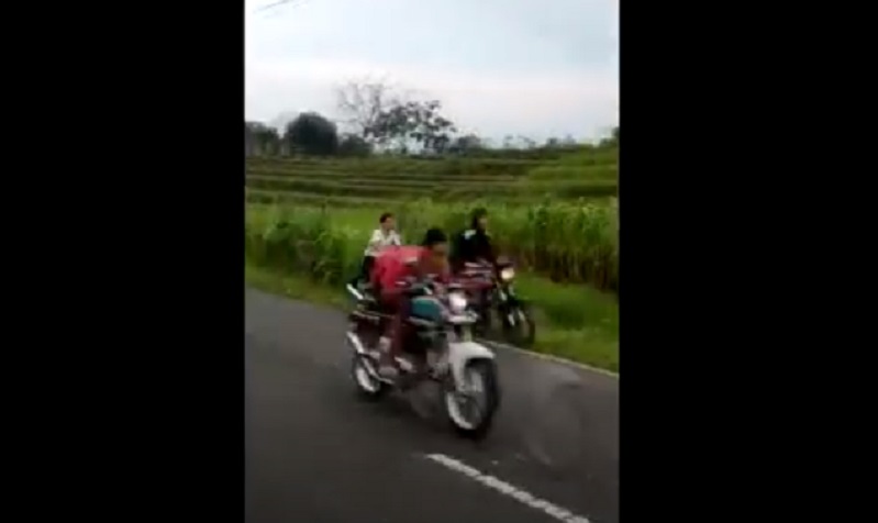 Viral, Pembalap Liar di Mojokerto Terjungkal Masuk Parit usai Bersenggolan