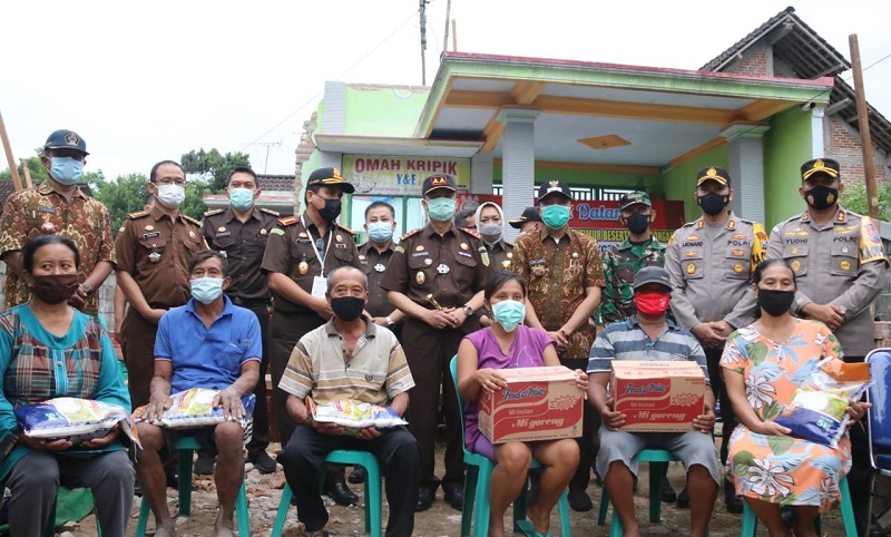 title Kejati Jatim Kirim Bantuan untuk Korban Gempa di Malang dan Blitar  Kejati Jatim Kirim Bantuan untuk Korban Gempa di Malang dan Blitar