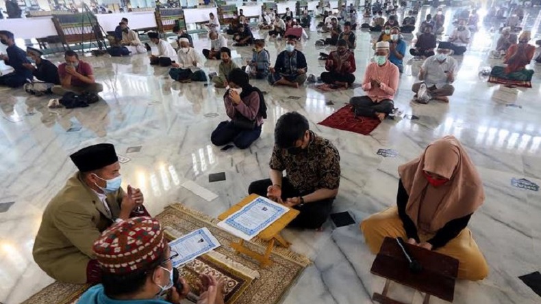 2 Warga Surabaya Jadi Mualaf, Ratusan Jemaah Masjid Al-Akbar Ikut Menyaksikan