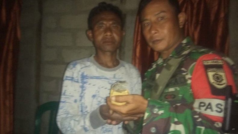 title Warga Timor Tengah Utara NTT Sukarela Serahkan Granat Manggis Aktif ke Satgas Pamtas Warga Timor Tengah Utara NTT Sukarela Serahkan Granat Manggis Aktif ke Satgas Pamtas