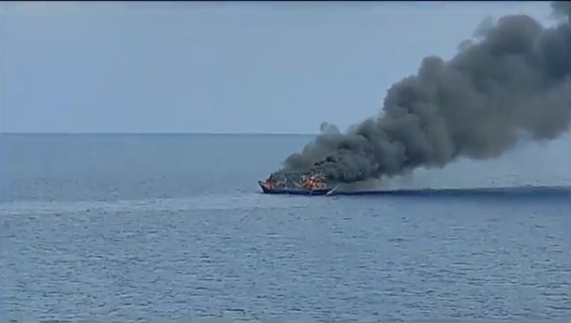 Kapal Nelayan Terbakar, 16 ABK Selamat setelah Beberapa Jam Mengapung di Tengah Laut
