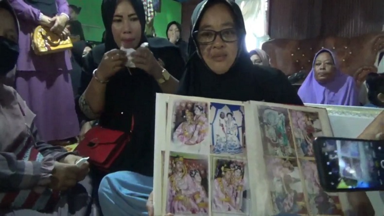 title Jenazah Tukang Ojek Ditembak KKB Dimakamkan di Barru, Istri Pingsan Lihat Jasad Suami Jenazah Tukang Ojek Ditembak KKB Dimakamkan di Barru, Istri Pingsan Lihat Jasad Suami