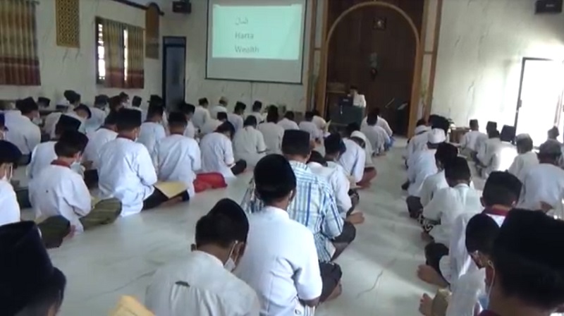 Pesantren di Jombang Ini Ajarkan Kitab Kuning dengan Bahasa Inggris 