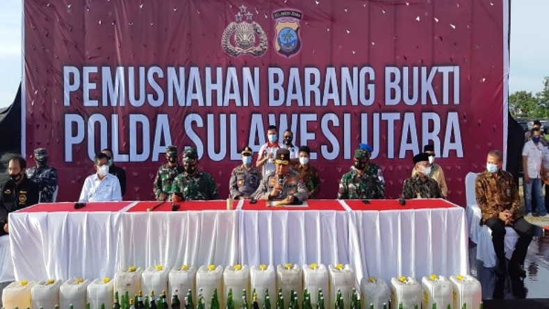 Polda Sulut Musnahkan Ribuan Liter Minuman Beralkohol dan Senjata Tajam