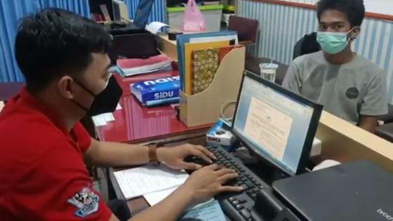 title Santai di Rumah, Pengedar Sabu Tak Berkutik saat Ditangkap Polisi Santai di Rumah, Pengedar Sabu Tak Berkutik saat Ditangkap Polisi