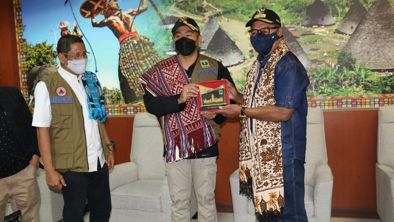 1,5 Ton Rendang Dibawa dari Sumbar untuk Korban Terdampak Siklon Tropis Seroja di NTT