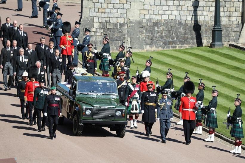 Upacara Pemakaman Pangeran Philip, Ratu Elizabeth Berdiri Sendirian Lepas Sang Suami