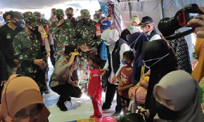Bersama Forkopimda, Kapolda Jatim Serahkan Bantuan Korban Gempa di Malang 