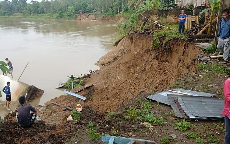Belasan Rumah di Kedondong OKU Nyaris Longsor Masuk Sungai Ogan