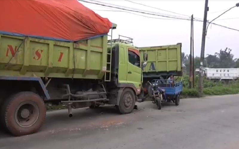 Motor Roda Tiga Angkut 8 Remaja Tabrak Truk usai Pulang Ngaji