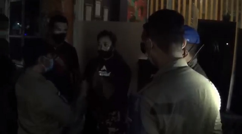 title Oknum Satpol PP Kota Surabaya Digerebek Istri saat Berselingkuh di Kamar Hotel Oknum Satpol PP Kota Surabaya Digerebek Istri saat Berselingkuh di Kamar Hotel