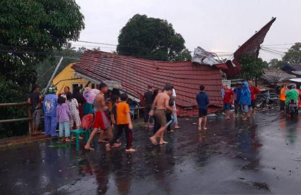 Angin Puting Beliung Terjang 4 Desa di OKI, Puluhan Rumah Rusak