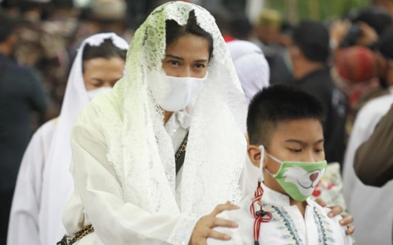  Tangis Duka Dian Sastro Iringi Pemakaman Adiguna Sutowo - Bagian 4