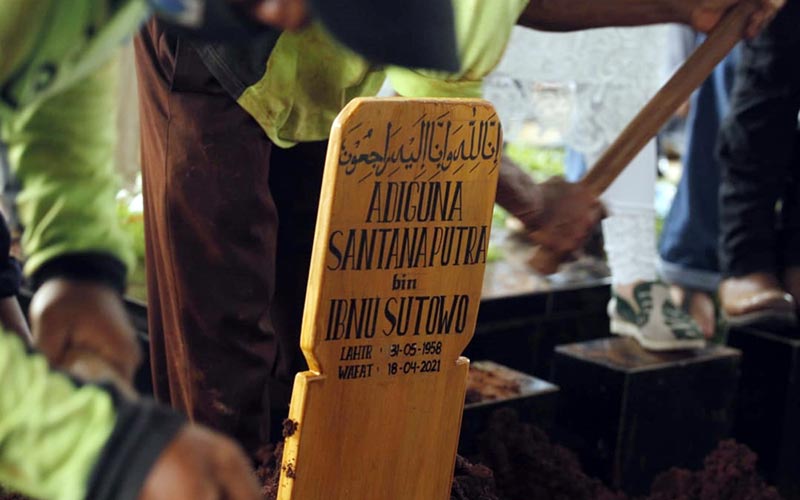  Tangis Duka Dian Sastro Iringi Pemakaman Adiguna Sutowo - Bagian 5