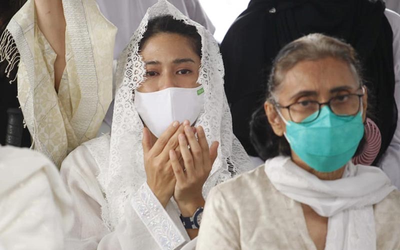  Tangis Duka Dian Sastro Iringi Pemakaman Adiguna Sutowo - Bagian 2