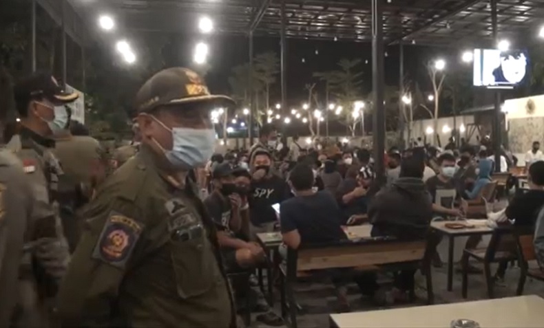 title Satpol PP Bubarkan Kafe Langgar Prokes di Mojokerto, ASN Ngamuk Gebrak Meja Satpol PP Bubarkan Kafe Langgar Prokes di Mojokerto, ASN Ngamuk Gebrak Meja