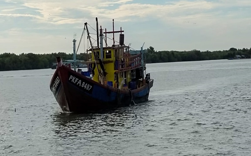 KKP Sergap Kapal Ikan Asing Ilegal Berbendera Malaysia 