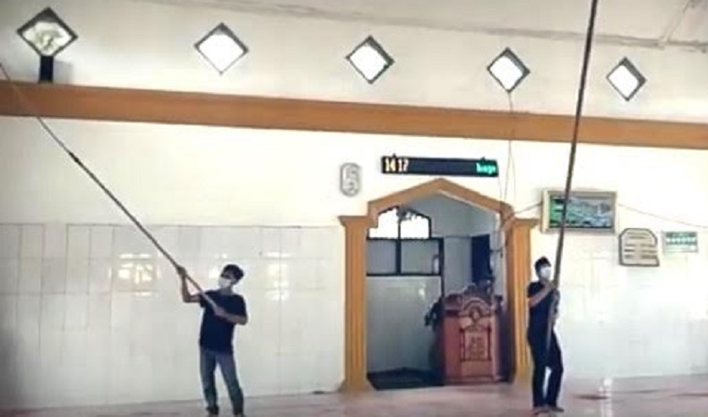 Inspiratif, 2 Remaja di Lebak Jadi Marbut Keliling dan Bersihkan 50 Masjid dengan Sukarela