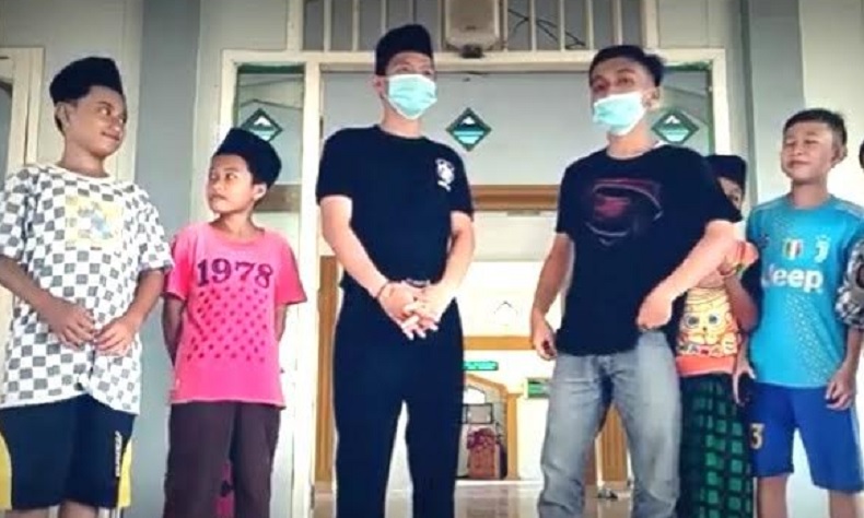 Kisah Dua Remaja Keliling Kampung Jadi Marbut Dadakan Bersihkan 50 Masjid