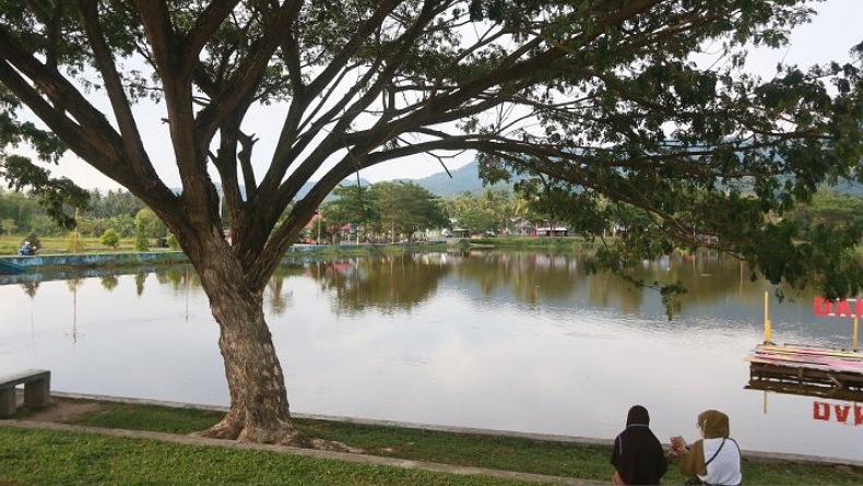 Suasana Tenang dan Pemandangan Indah, Danau Perintis Jadi Lokasi Ngabuburit di Bone Bolango