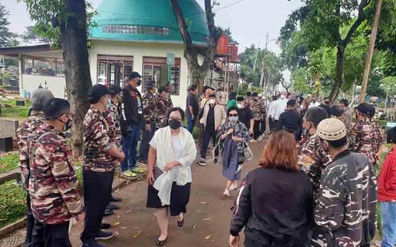 Diantar Ratusan Pelayat, Jenazah Adiguna Sutowo Dimakamkan di TPU Tanah Kusir - Bagian 5