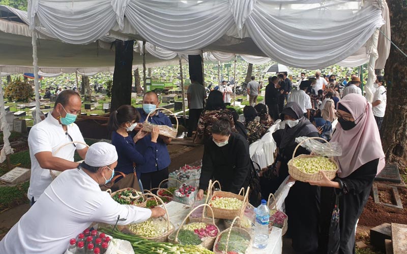 Diantar Ratusan Pelayat, Jenazah Adiguna Sutowo Dimakamkan di TPU Tanah Kusir - Bagian 4