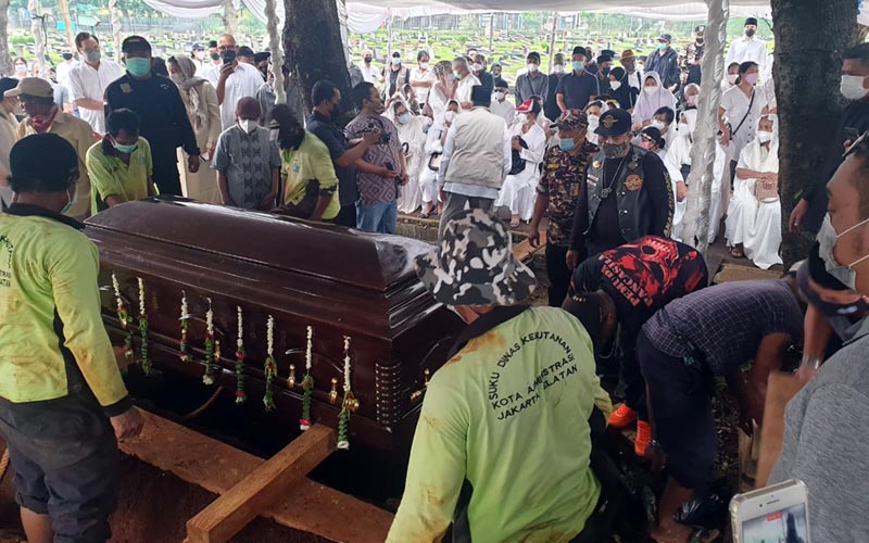 Diantar Ratusan Pelayat, Jenazah Adiguna Sutowo Dimakamkan di TPU Tanah Kusir - Bagian 3