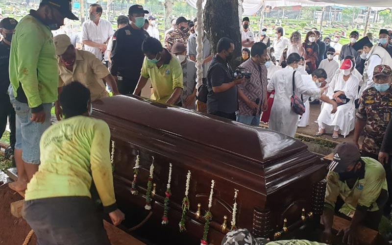 Diantar Ratusan Pelayat, Jenazah Adiguna Sutowo Dimakamkan di TPU Tanah Kusir - Bagian 2