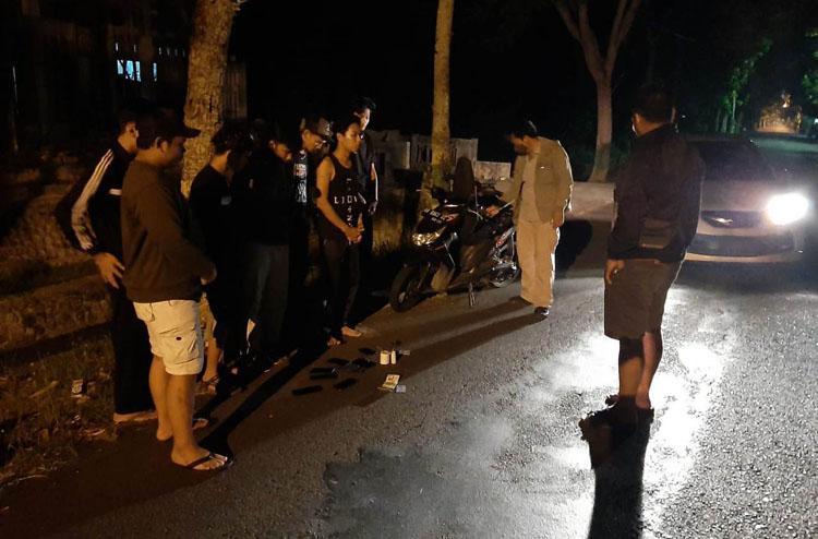 title Nongkrong Sambil Bawa Petasan saat Dini Hari, 8 Pemuda di Kulonprogo Diamankan Polisi Nongkrong Sambil Bawa Petasan saat Dini Hari, 8 Pemuda di Kulonprogo Diamankan Polisi