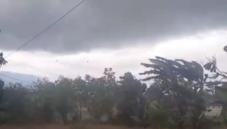 title Liburan ke Poso, Warga Manado Tewas Tertimpa Reruntuhan Bangunan saat Puting Beliung Liburan ke Poso, Warga Manado Tewas Tertimpa Reruntuhan Bangunan saat Puting Beliung