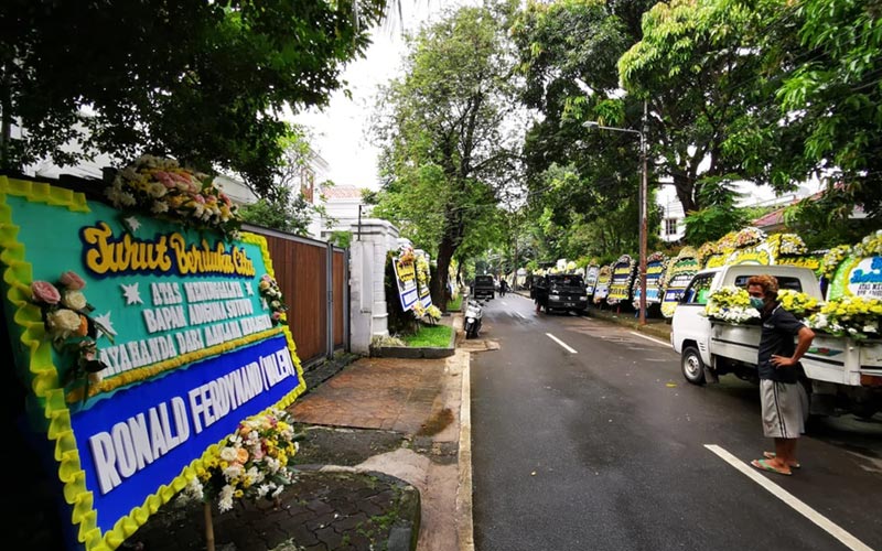  Adiguna Sutowo Meninggal, Ratusan Karangan Bunga Penuhi Halaman Rumah Duka - Bagian 2