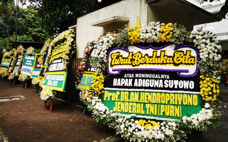  Adiguna Sutowo Meninggal, Ratusan Karangan Bunga Penuhi Halaman Rumah Duka - Bagian 3