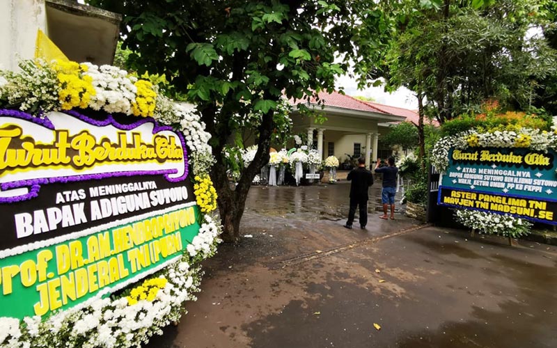  Adiguna Sutowo Meninggal, Ratusan Karangan Bunga Penuhi Halaman Rumah Duka - Bagian 4