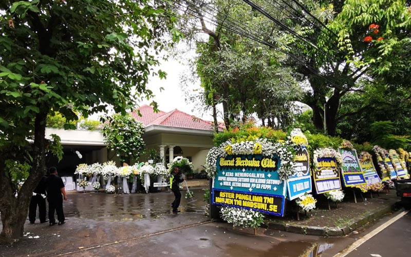  Adiguna Sutowo Meninggal, Ratusan Karangan Bunga Penuhi Halaman Rumah Duka - Bagian 1