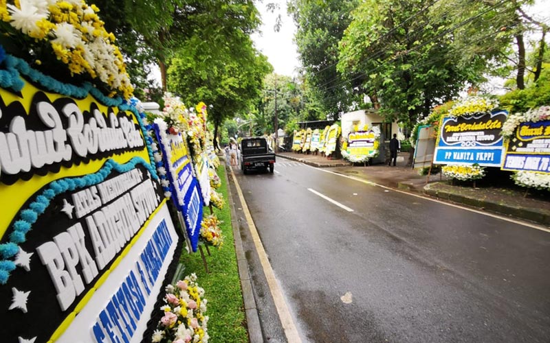  Adiguna Sutowo Meninggal, Ratusan Karangan Bunga Penuhi Halaman Rumah Duka - Bagian 5