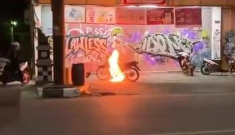 Sepeda Motor Terbakar Hebat Jadi Tontonan Warga Purwakarta Menjelang Sahur